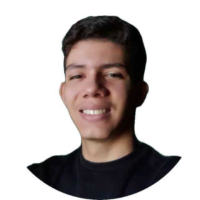 Foto de Vinícius Marques, sorrindo, de camiseta escura.